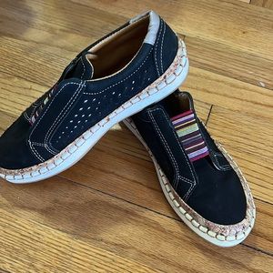 Black suede lightweight sneaker